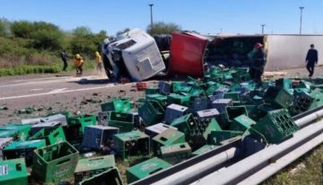 Un camión volcó en una ruta de Santa Fe y los vecinos se robaron los cajones de cerveza que llevaba