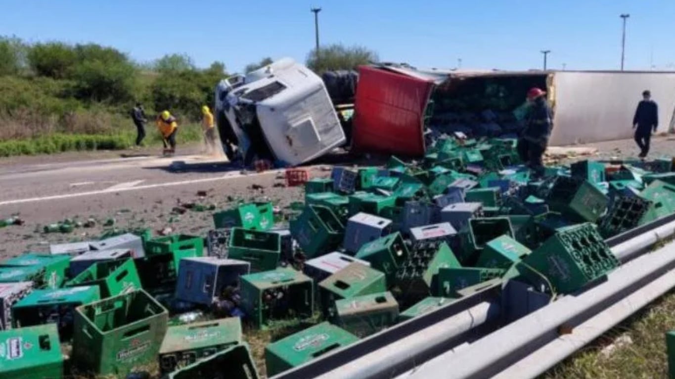 Tras el accidente, varias personas se acercaron al lugar y se llevaron cajones y barriles de cerveza que habían quedado en la vía pública. (Foto: gentileza El Ciudadano)