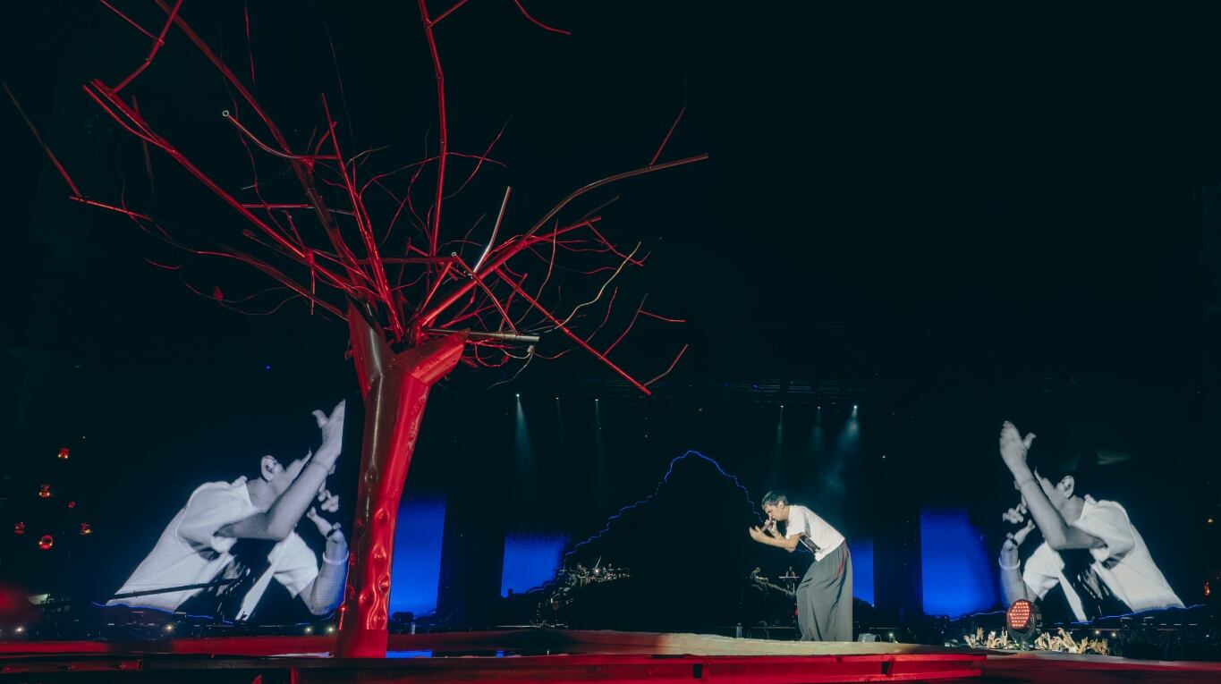La puesta en escena de Milo J en Vélez. (Foto: @Kaloian.Santos)