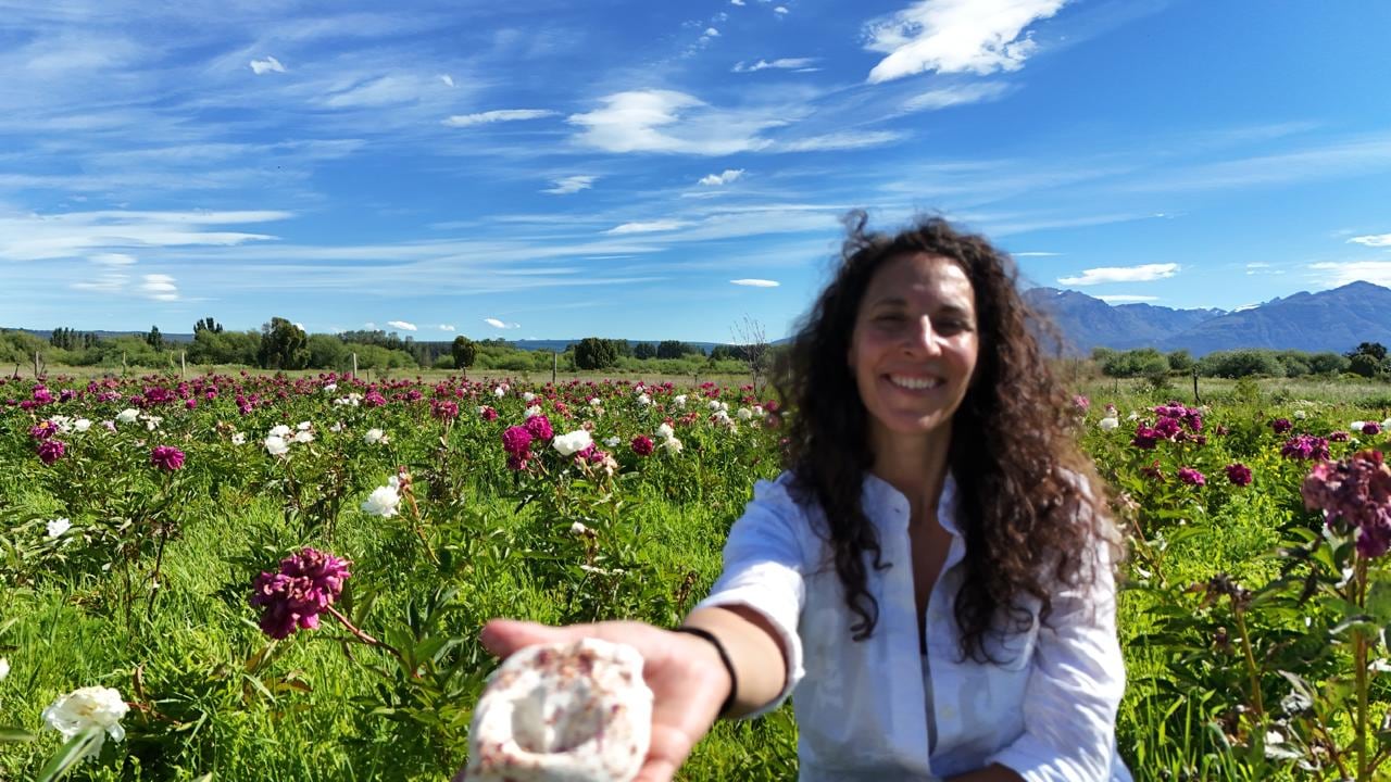 Paula Chiaradia con su pavlova que lleva pétalos de peonías, la innovación en la cocina que es furor en Fonda Sur