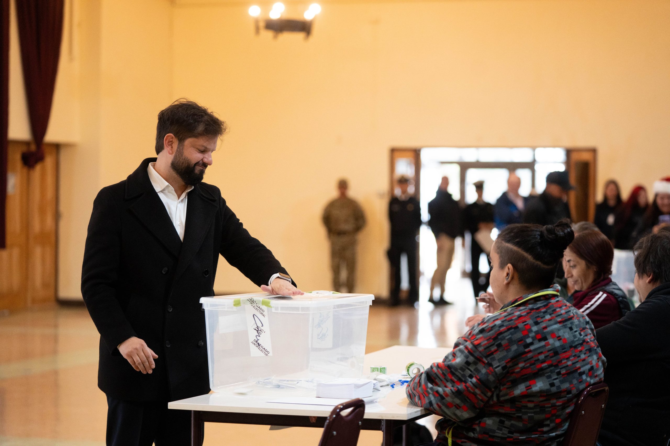El presidente chileno, Gabriel Boric, emite su voto en un centro electoral, en Santiago, Chile, el 14 de diciembre de 2025
