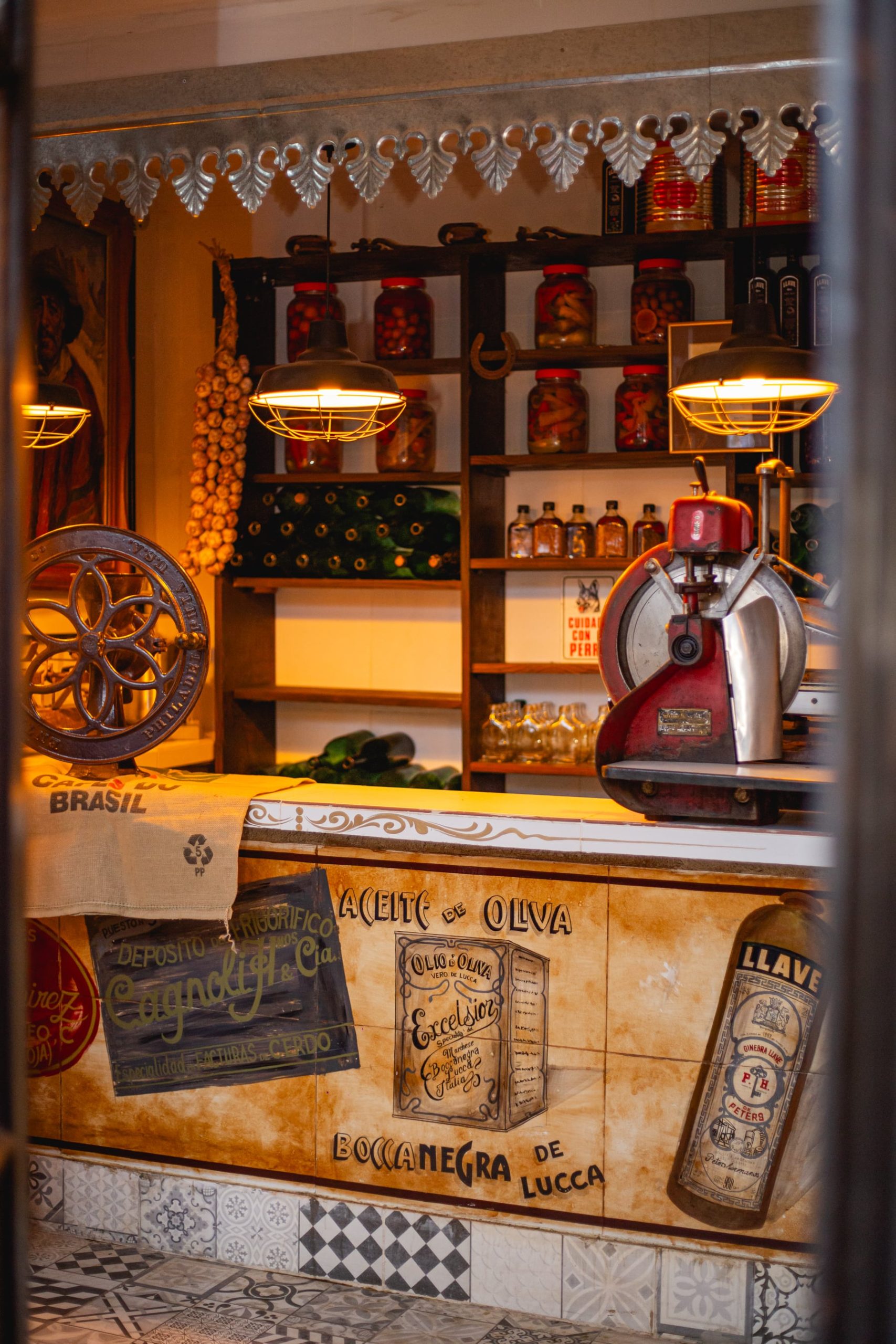 Un rincón del bodegón ambientado como despensa y almacén de los años 40
