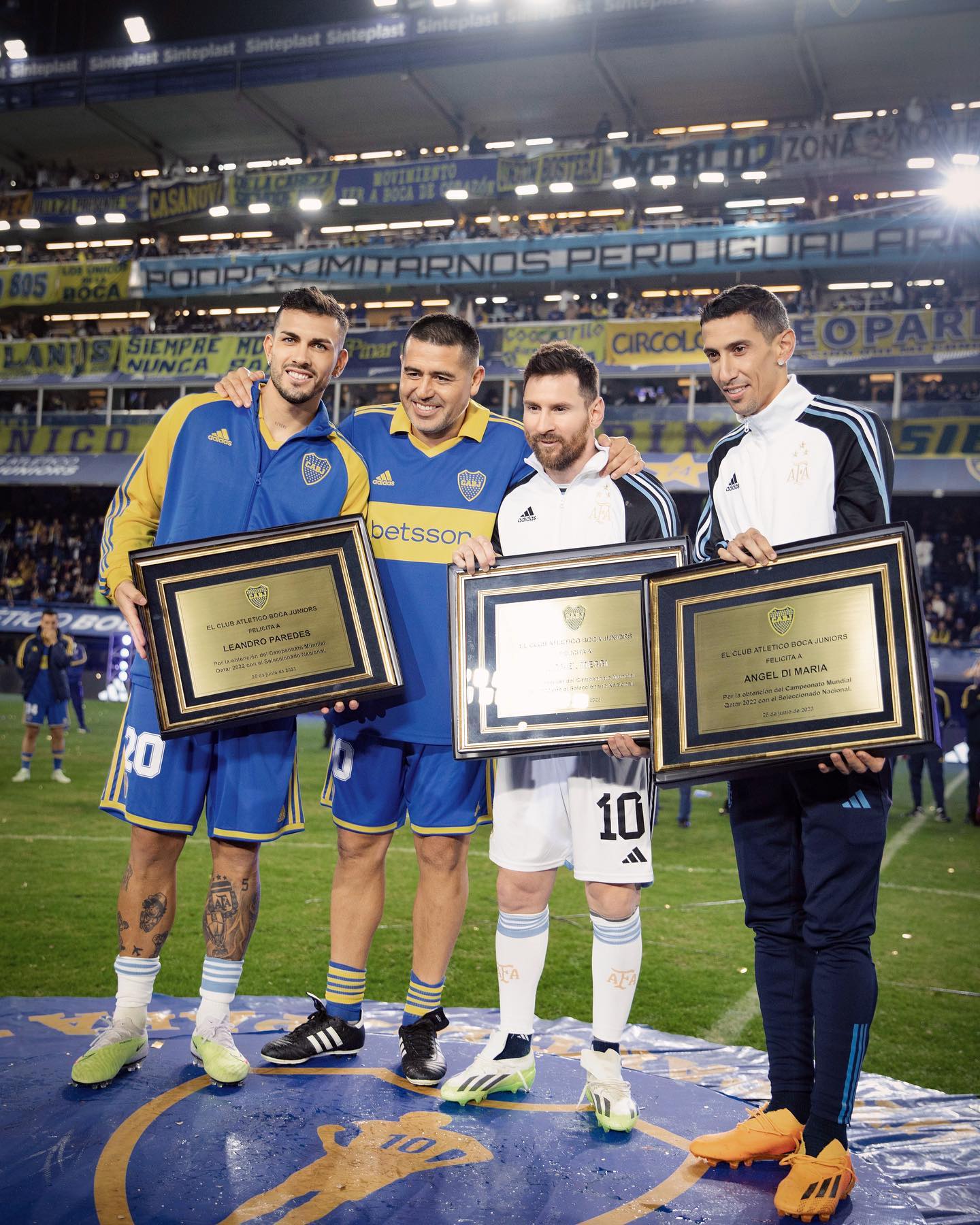 Leandro Paredes junto a Juan Román Riquelme, Lionel Messi y Ángel Di María en la despedida del máximo ídolo de Boca. (Foto: leoparedes20/IG)