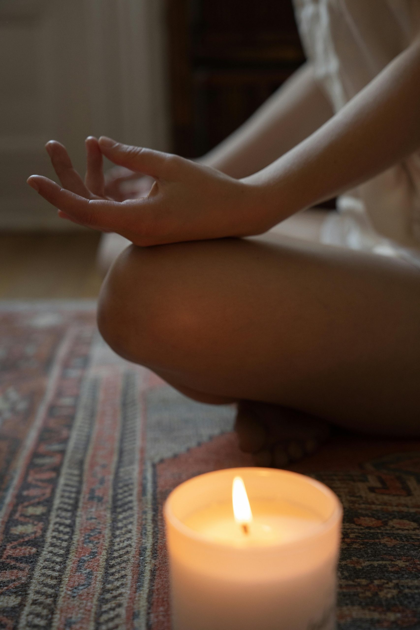 Algunos rituales de Año Nuevo consisten en la meditación, afirmaciones o proyecciones a futuro para atraer dinero y amor (Pexels/Kevin Malik)