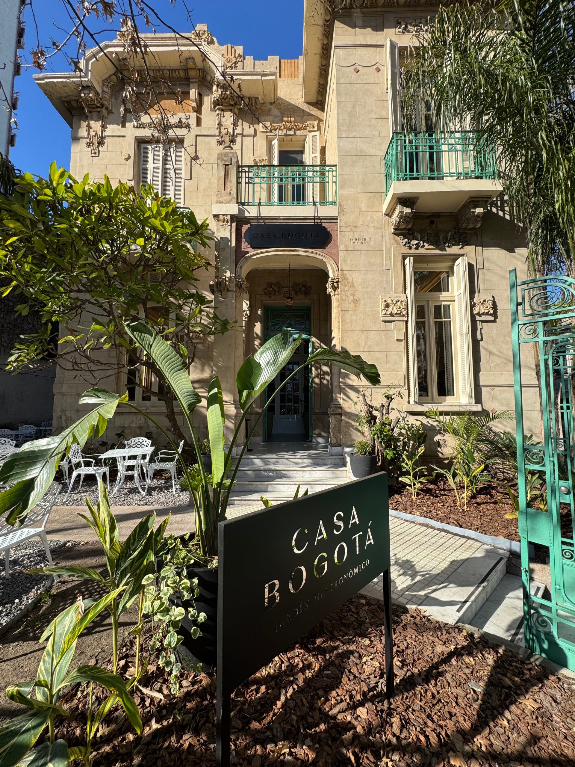 La casona de Bogotá y Chivilcoy está justo frente a la plaza Vélez Sársfield