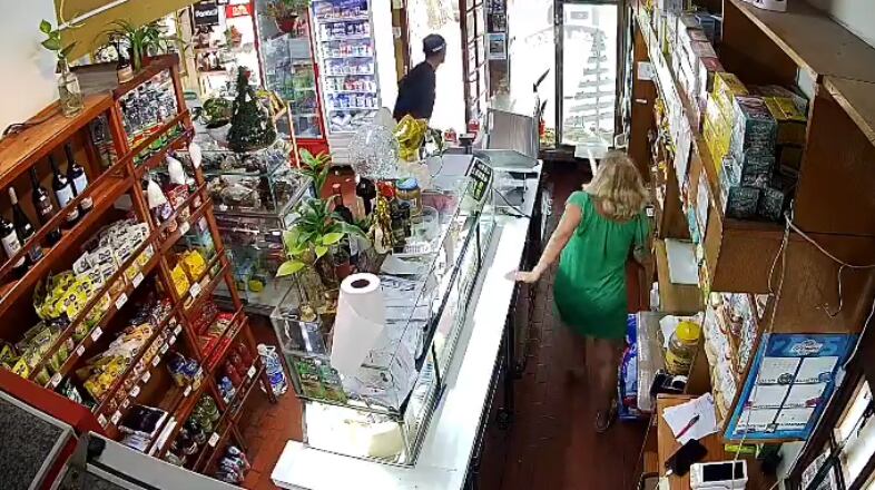 Entró a robar a un almacén y la cajera lo echó amenazándolo con una cuchilla: “¡Volá, volá!»