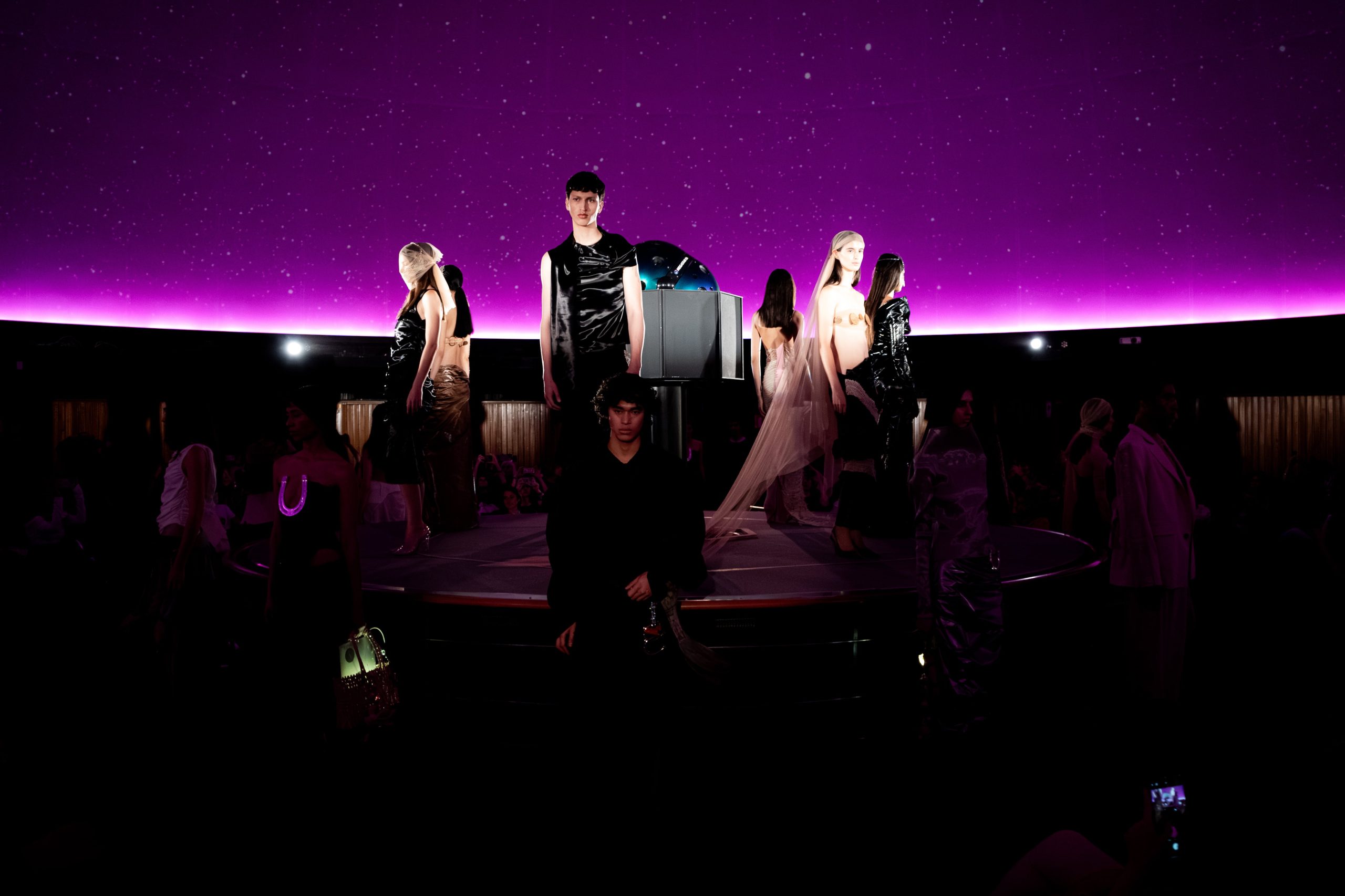 La puesta en escena del último desfile en el Planetario Galileo Galilei destacó el vinculo de los pueblos originarios del Gran Chaco con el cielo, en sintonía con la nueva colección presentada.