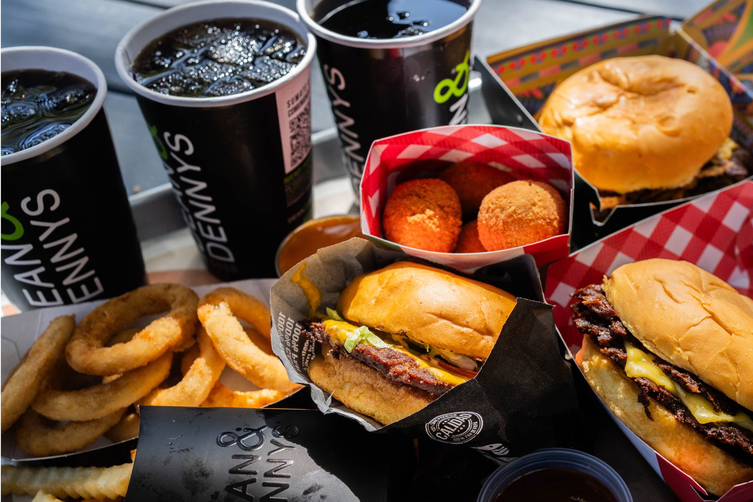 La cadena de hamburgueserías despacha 700 mil medallones de carne por mes desde la planta instalada en el corazón de Villa Crespo