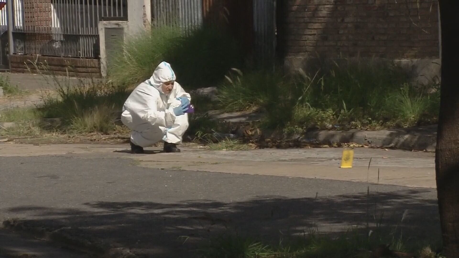 Los peritos de la Policía Científica trabaja en el lugar. (Foto: TN)
