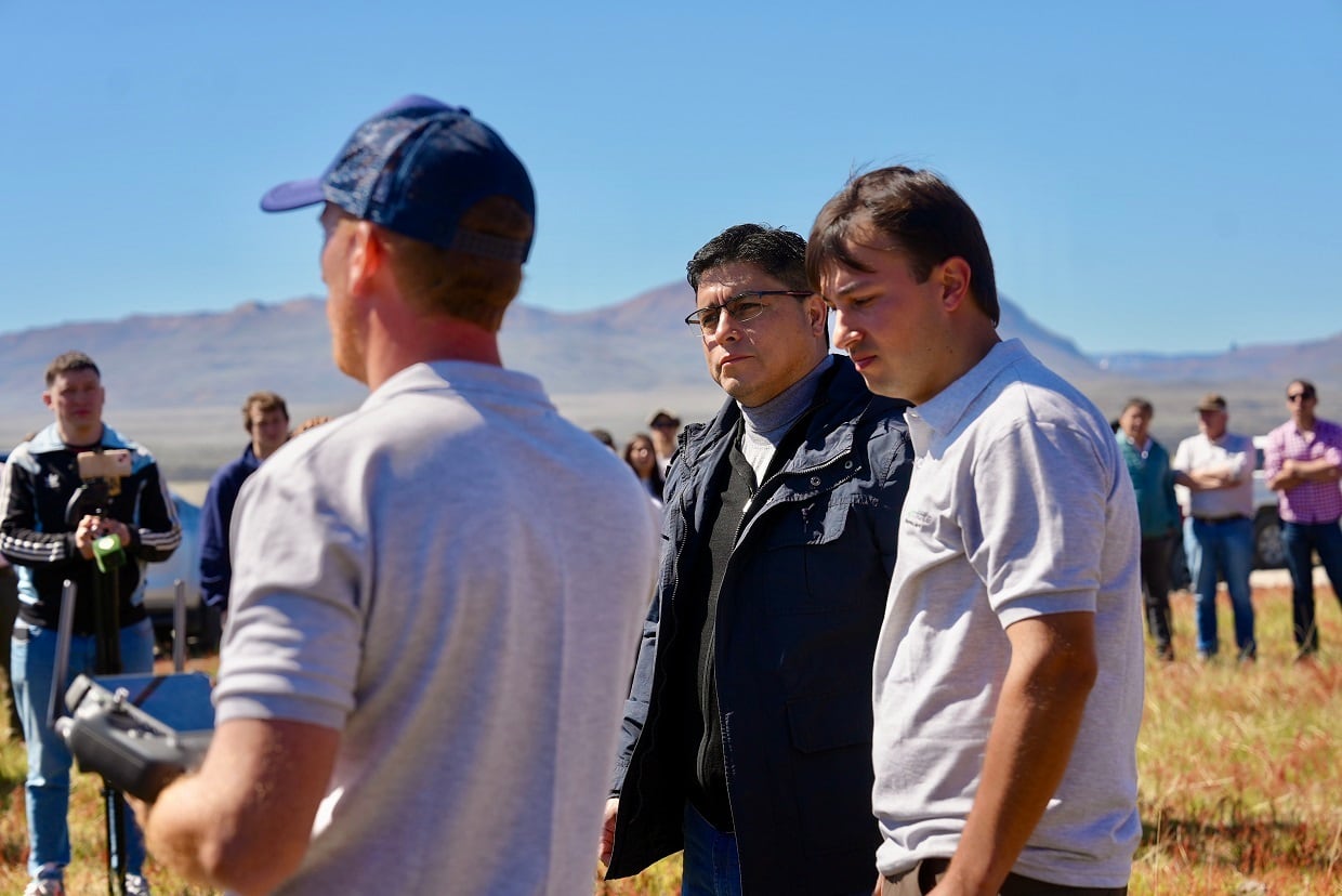 Tomás Ciurlanti y Nicolas Zuber junto al gobernador Claudio Vidal durante la presentación que realizaron de esta iniciativa que combina inversión pública y privada en Estancia Alice, Santa Cruz