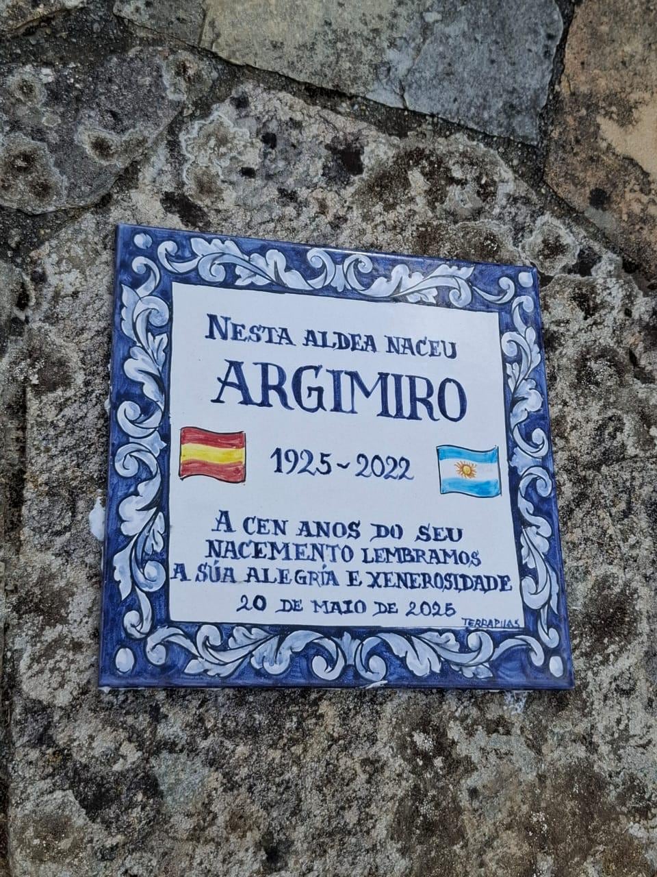 La placa de cerámica que colocó la familia de Argimiro
