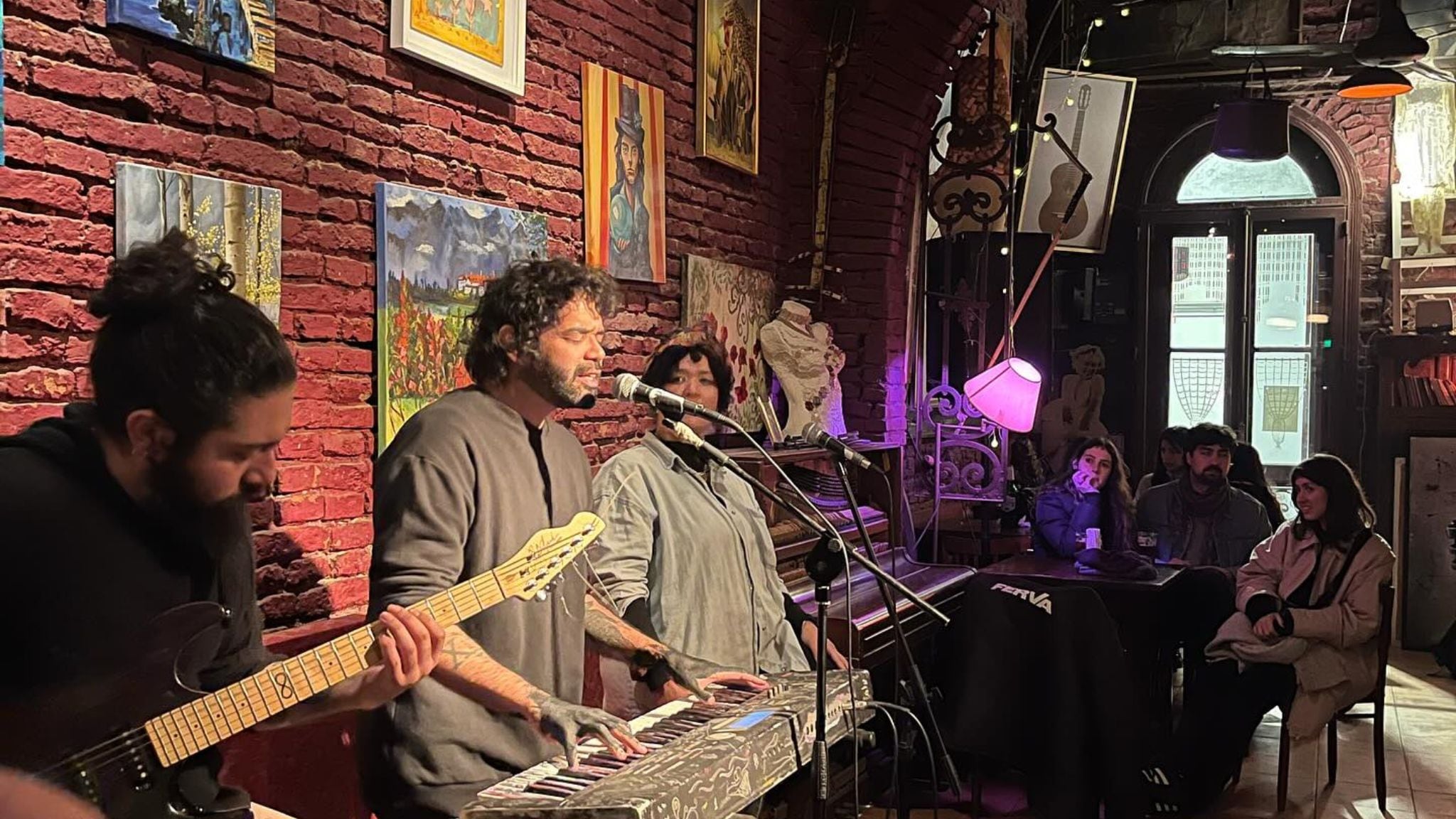 Siempre hay alguna banda tocando, una lectura, alguien sentado en el piano y alguien con quien hablar