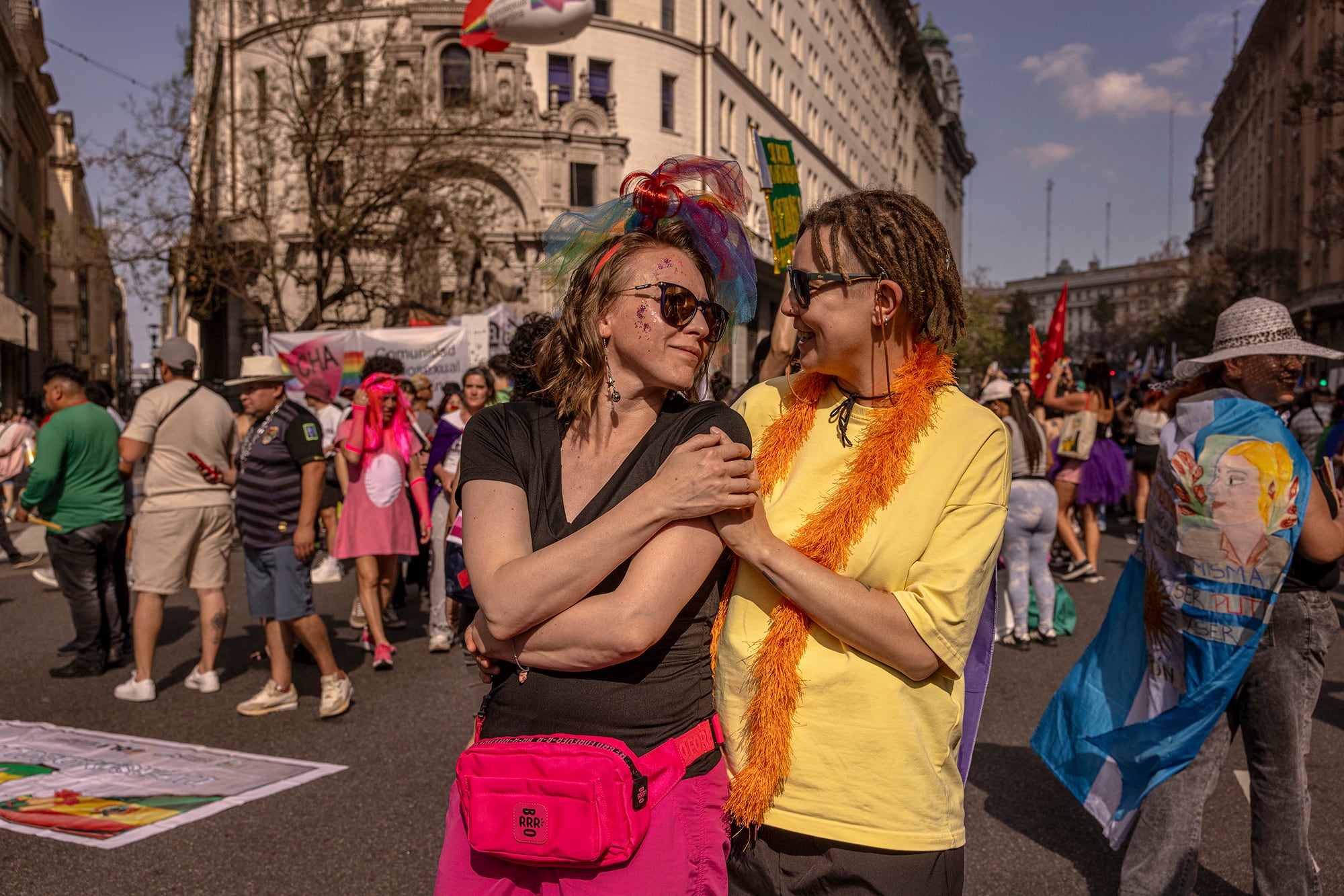Anna Sokolova, a la izquierda, con su esposa, Antonina Lysikova, durante la Marcha del Orgullo