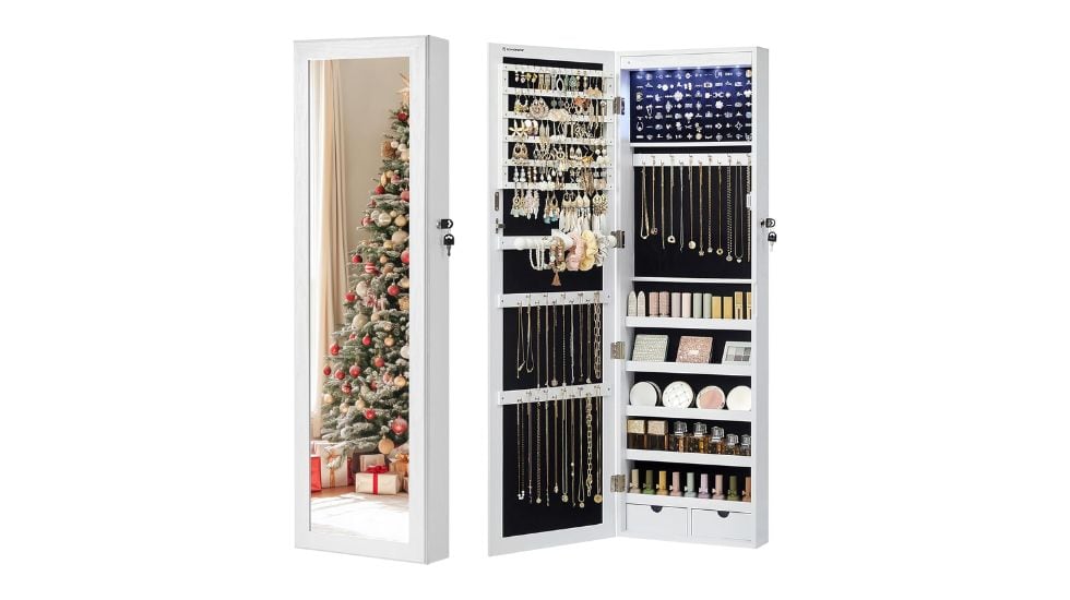 Este armario joyero se puede colgar en la pared.