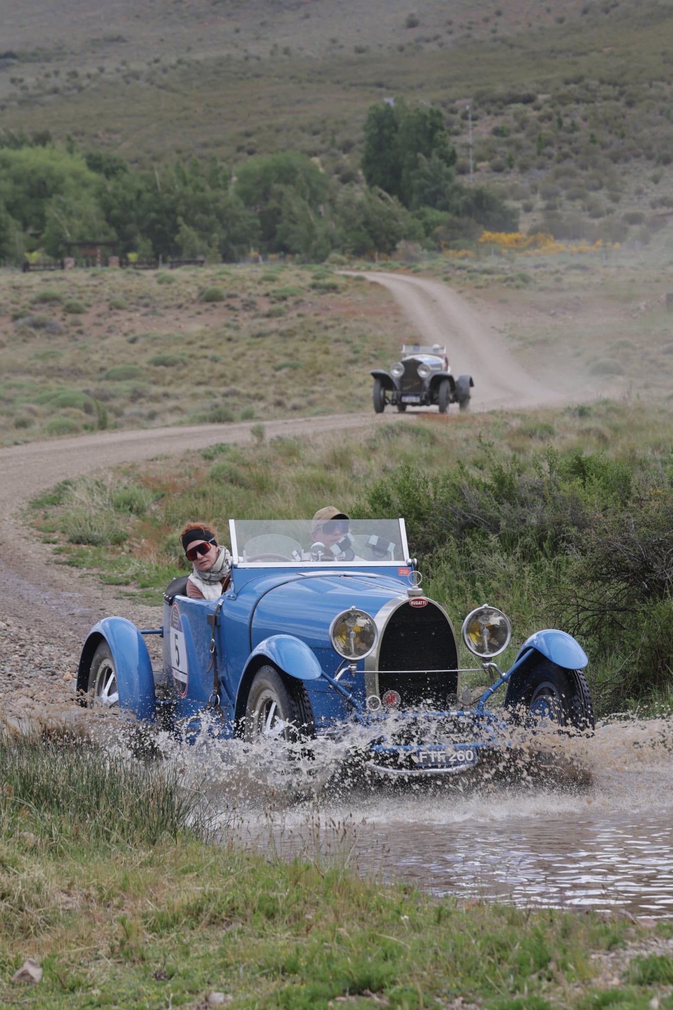 Junto a su marido, Gastón Zilbergleijt, a bordo de la Bugatti T 38 de 1927 con la que participaron de la última edición de las 1000 Millas