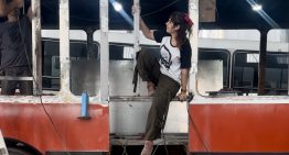 Dejó atrás el bullying, abrazó la resiliencia y hoy transforma colectivos en casas sobre ruedas junto a su papá