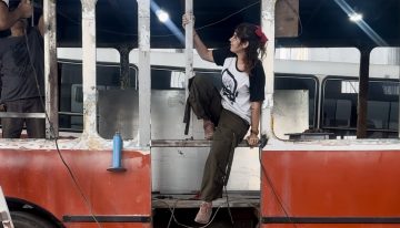 Dejó atrás el bullying, abrazó la resiliencia y hoy transforma colectivos en casas sobre ruedas junto a su papá