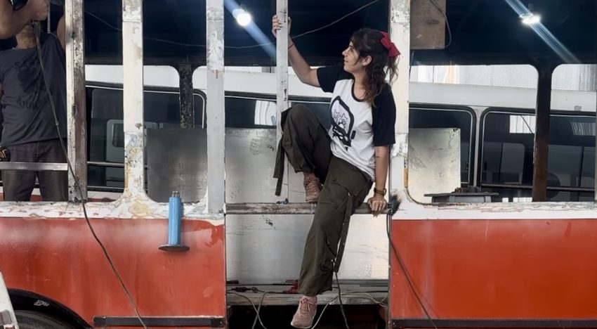 Dejó atrás el bullying, abrazó la resiliencia y hoy transforma colectivos en casas sobre ruedas junto a su papá