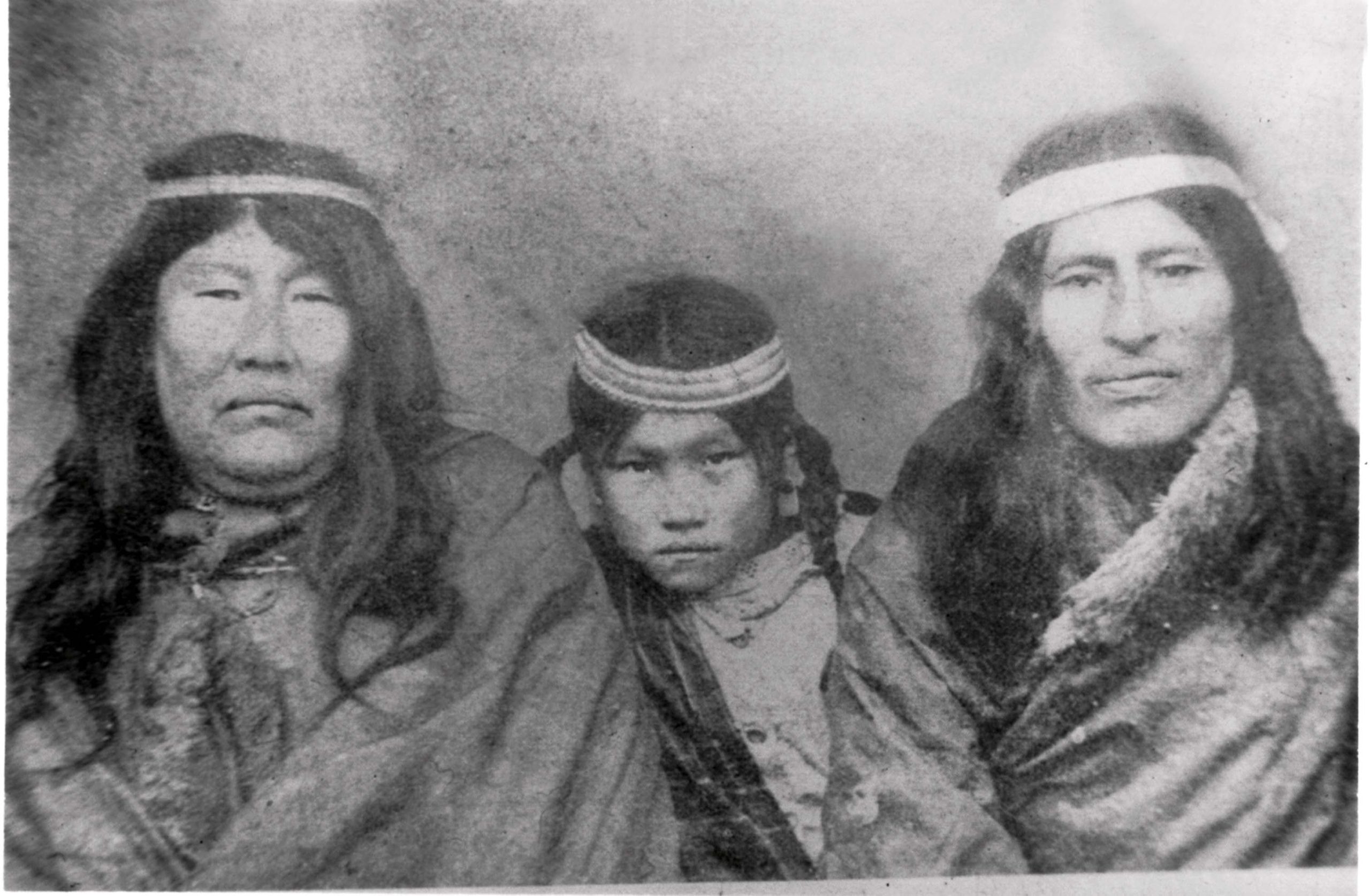 Un capitanejo tehuelche, junto a la mujer de Orqueke y su hija Meka.