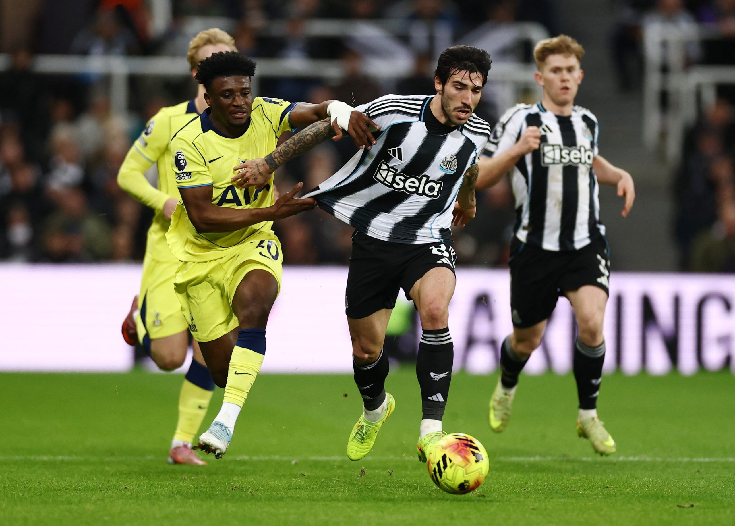 Newcastle vs Tottenham por la fecha 14 de la Premier League del 2025.