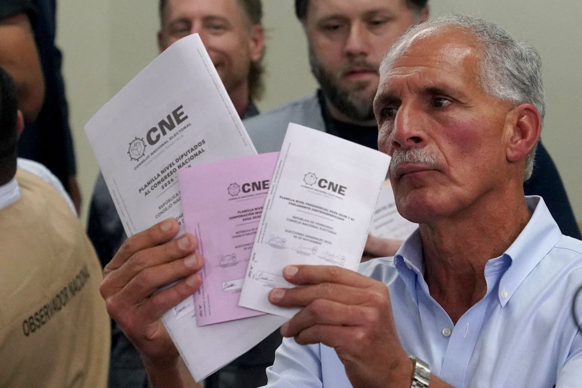 Nasry Asfura se dirige a votar en Tegucigalpa en elecciones marcadas por advertencias de Trump sobre la ayuda a Honduras