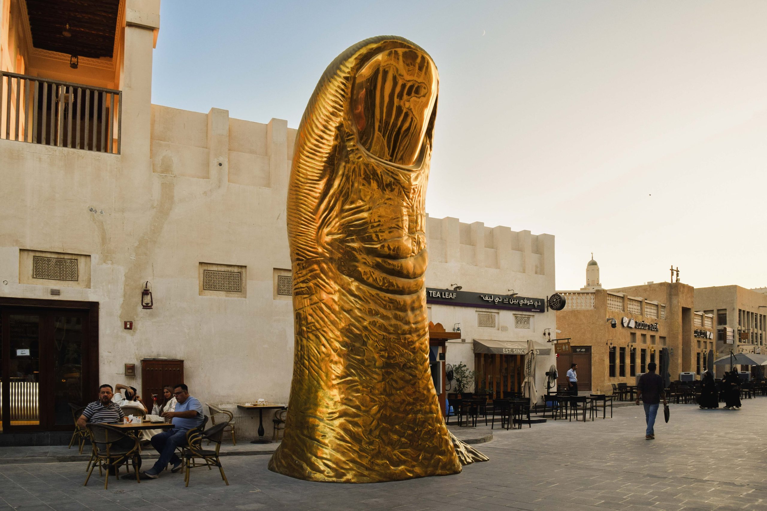 “Le Pouce”, del escultor francés César Baldaccini, en Souq Wakif