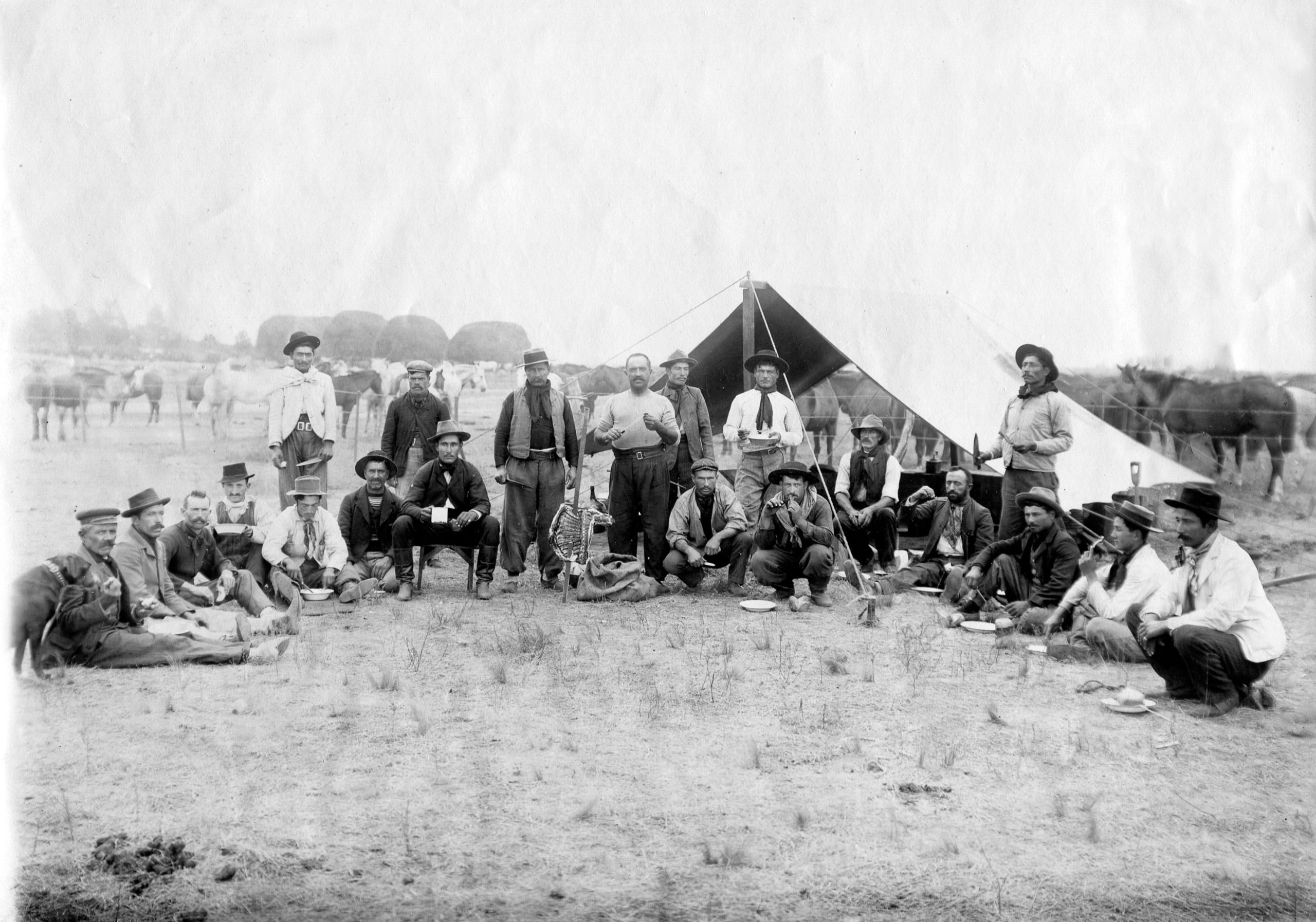 Los peones en semicírculo.