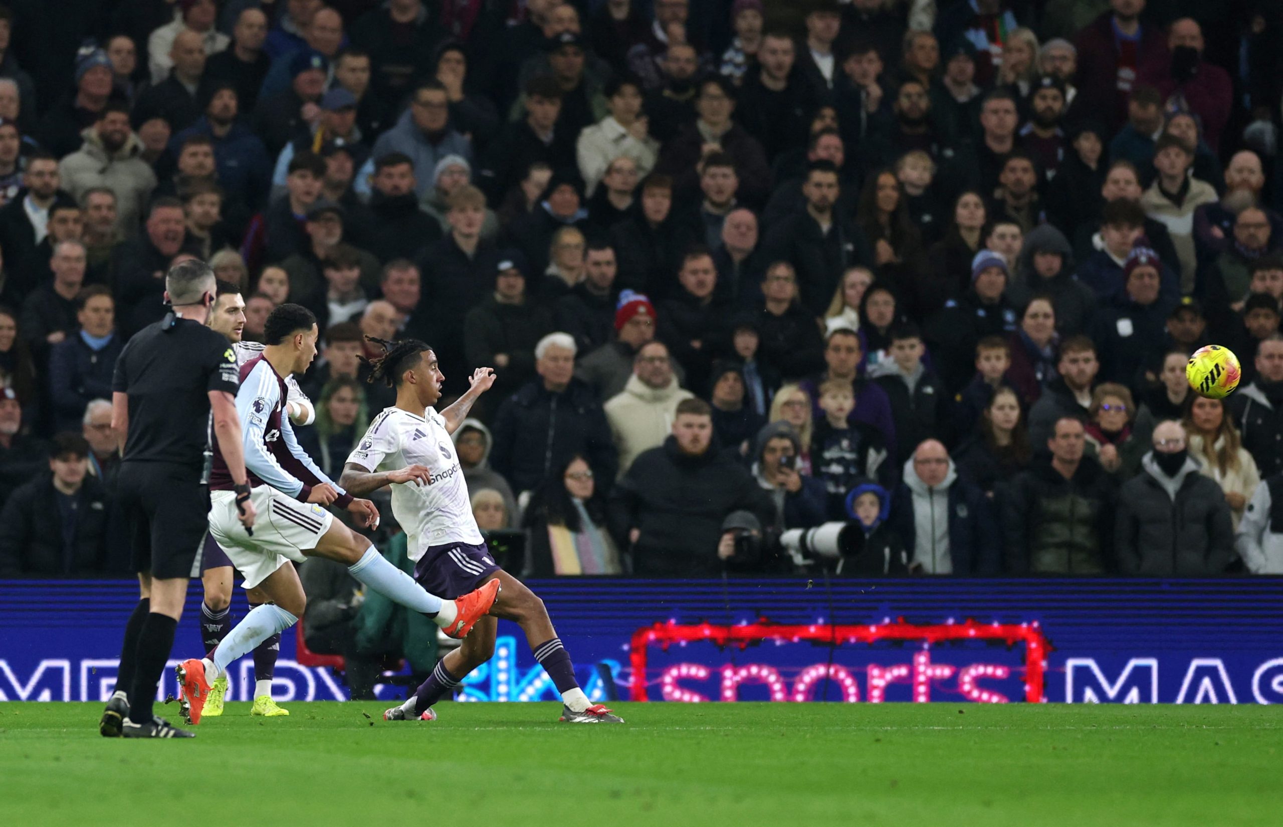 Aston Villa vs Man. United por la fecha 17 de la Premier League del 2025.