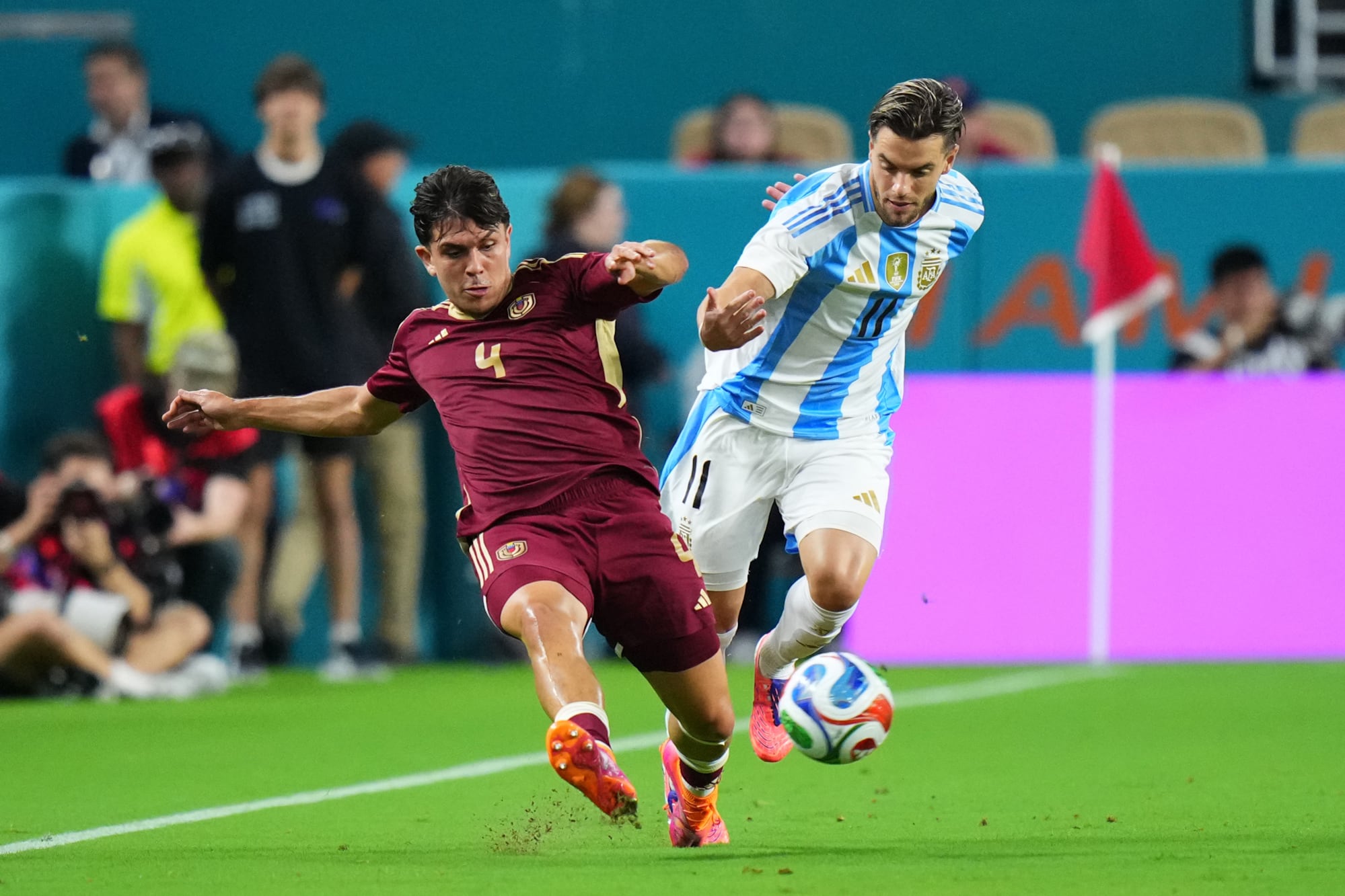 Argentina jugó en octubre un amistoso con Venezuela en Miami; las marcas que pautaron para ese partido debieron negociar con una empresa con sede en aquella ciudad cuya administradora es la mujer de Faroni