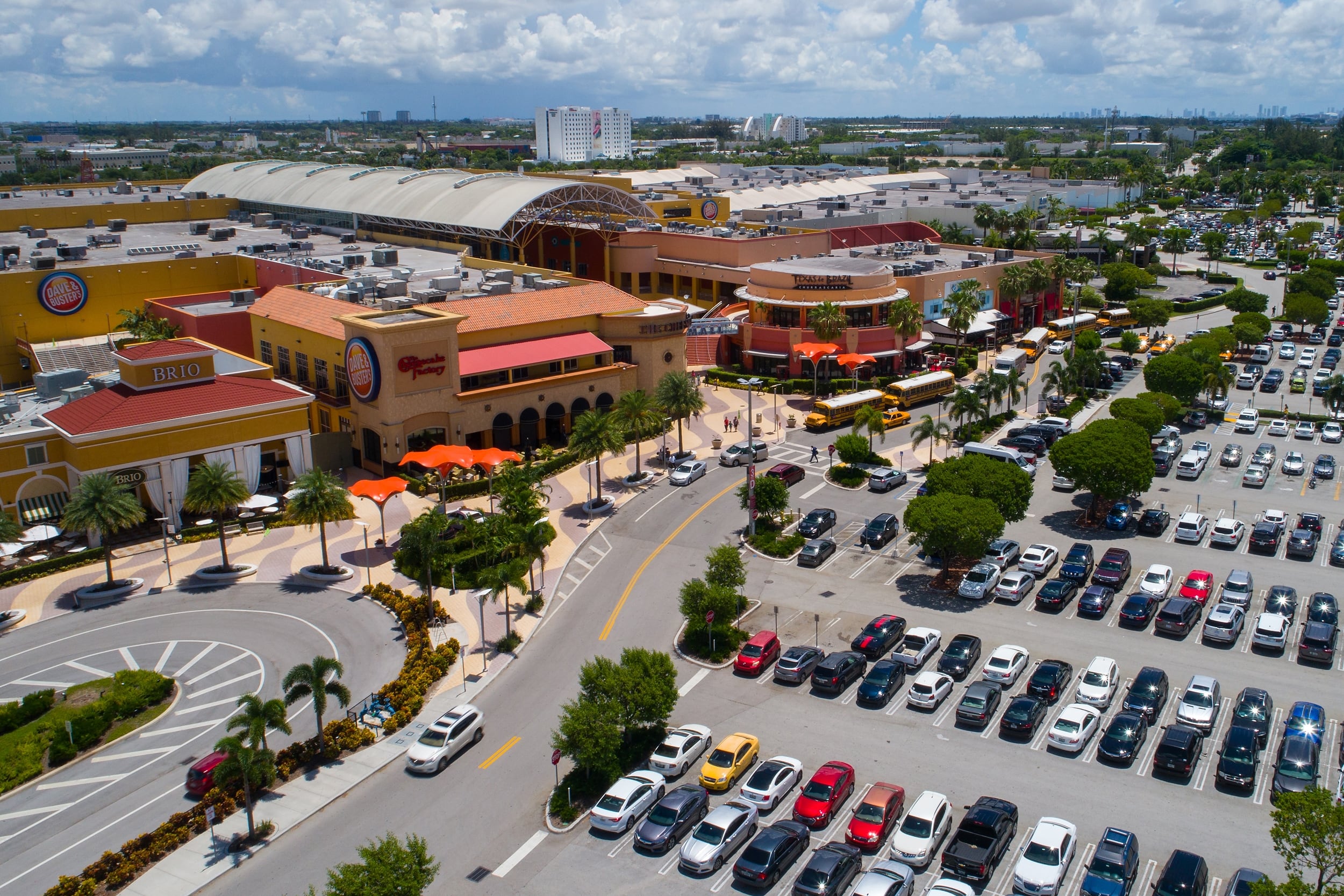 Vista del Dolphin Mall con un drone