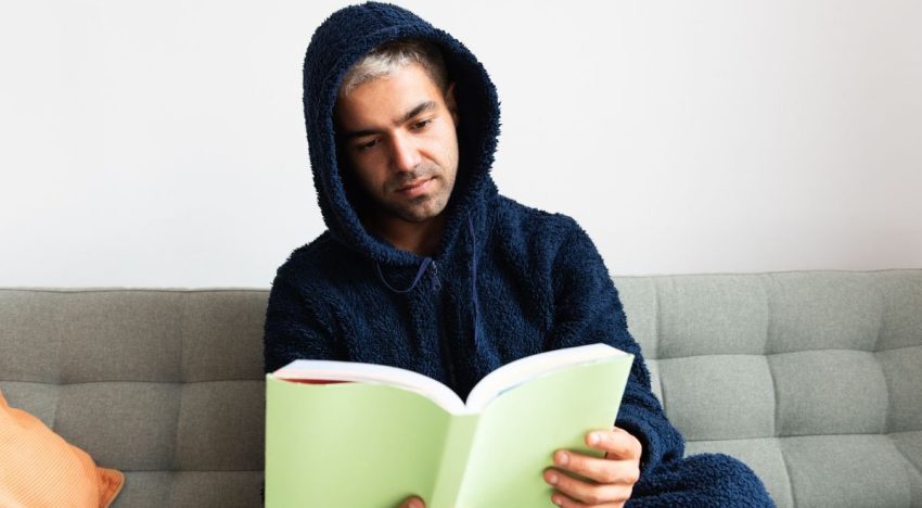 Un nuevo aliado contra el frío: la manta eléctrica con capucha que arrasa en Amazon se hace hueco entre las soluciones caseras para el invierno