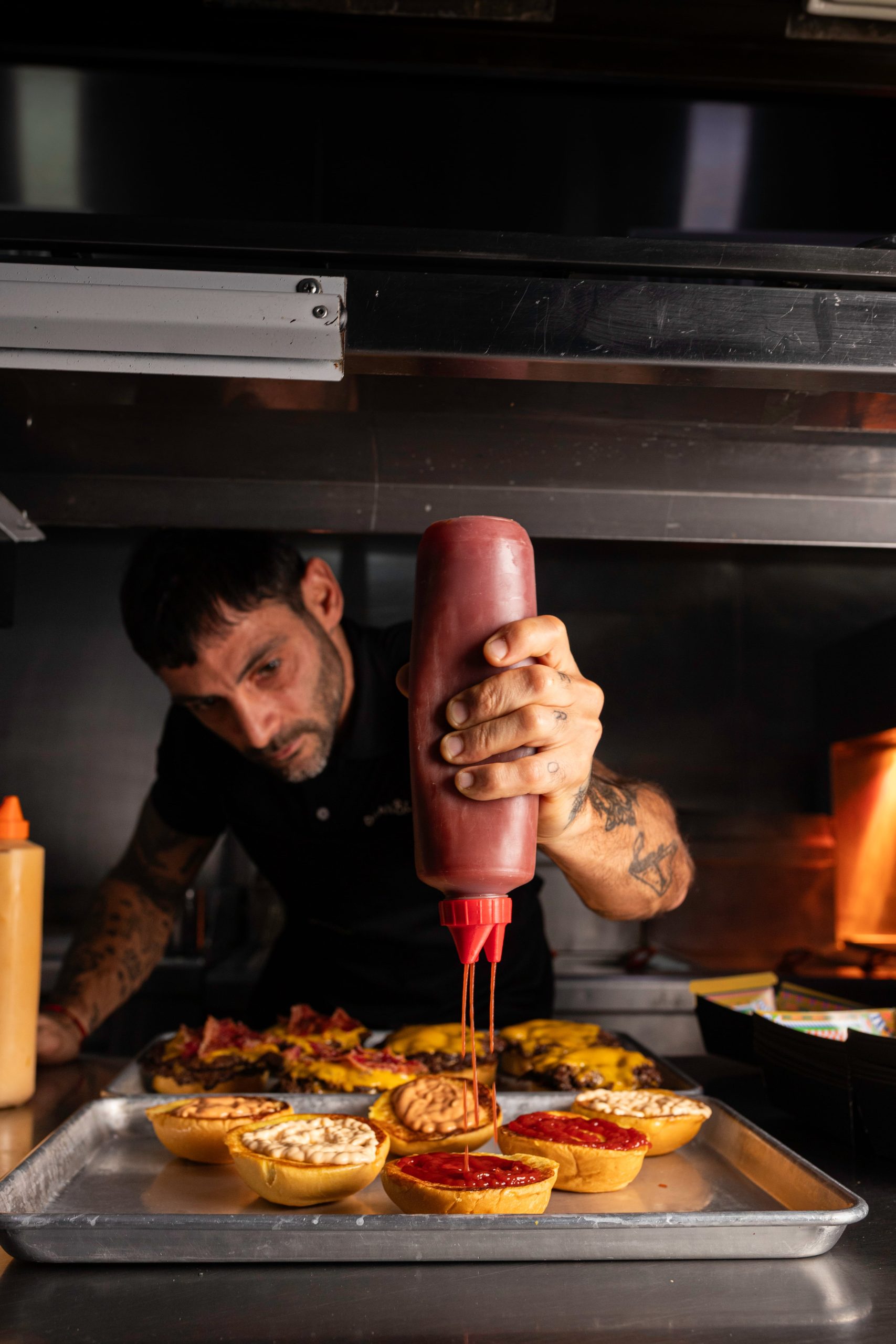 Hugo en la cocina de una de las hamburgueserías que creó