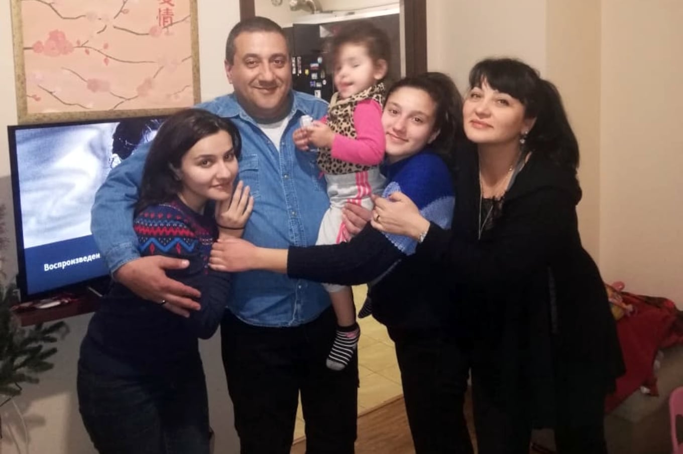 Emil, junto a sus hijas y su nieta.