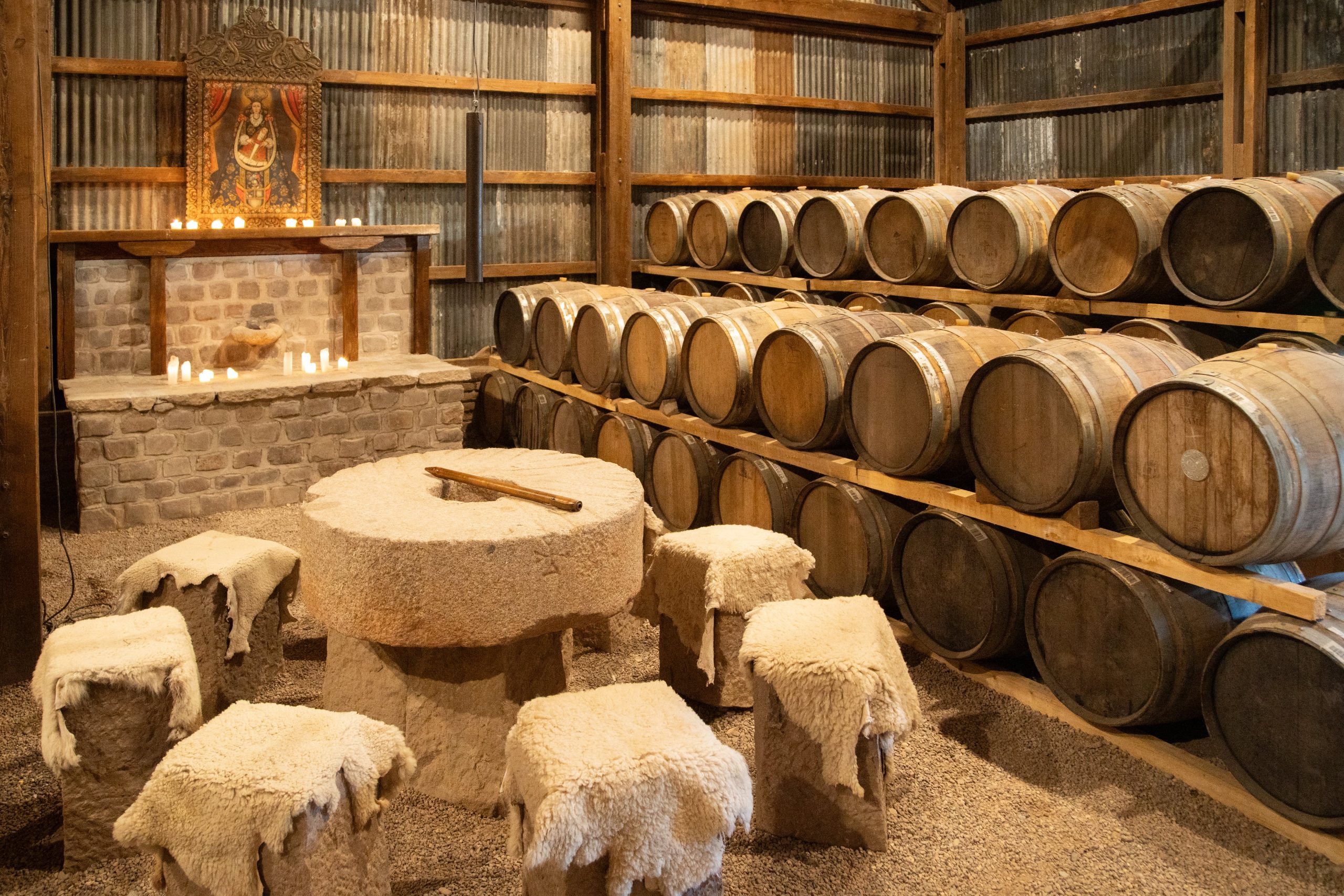 Una muela de molino jesuita del siglo XVII es el centro de una experiencia casi de culto: degustar maltas especiales de la estiba privada directo de su barrica (cask strength)