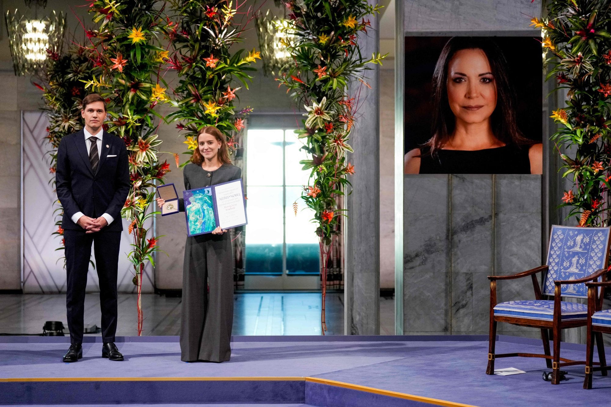 Ana Corina Sosa, hija de la líder opositora venezolana María Corina Machado, recibe el Premio Nobel de la Paz para su madre de manos del presidente del Comité Noruego del Nobel, Jorgen Watne Frydnes