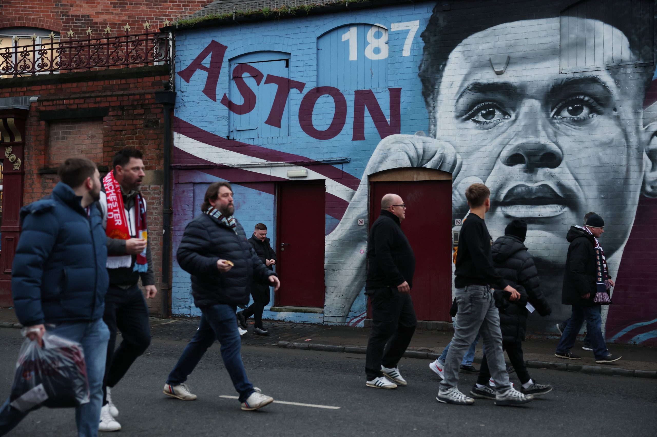 Aston Villa vs Man. United por la fecha 17 de la Premier League del 2025.