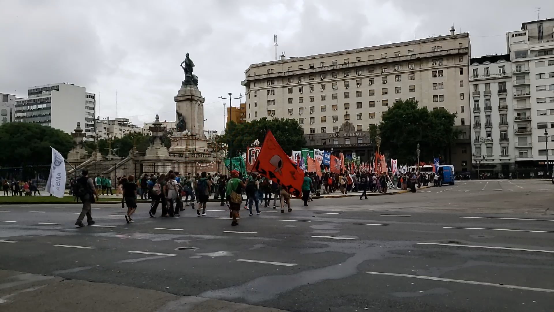 Las diferentes organizaciones sociales concentran en la Plaza Congreso. (Foto: TN).