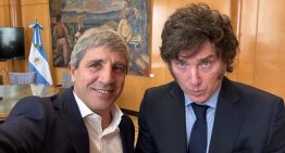 Bajan el dólar oficial y el riesgo país tras el anuncio de que la Argentina retorna al mercado de deuda