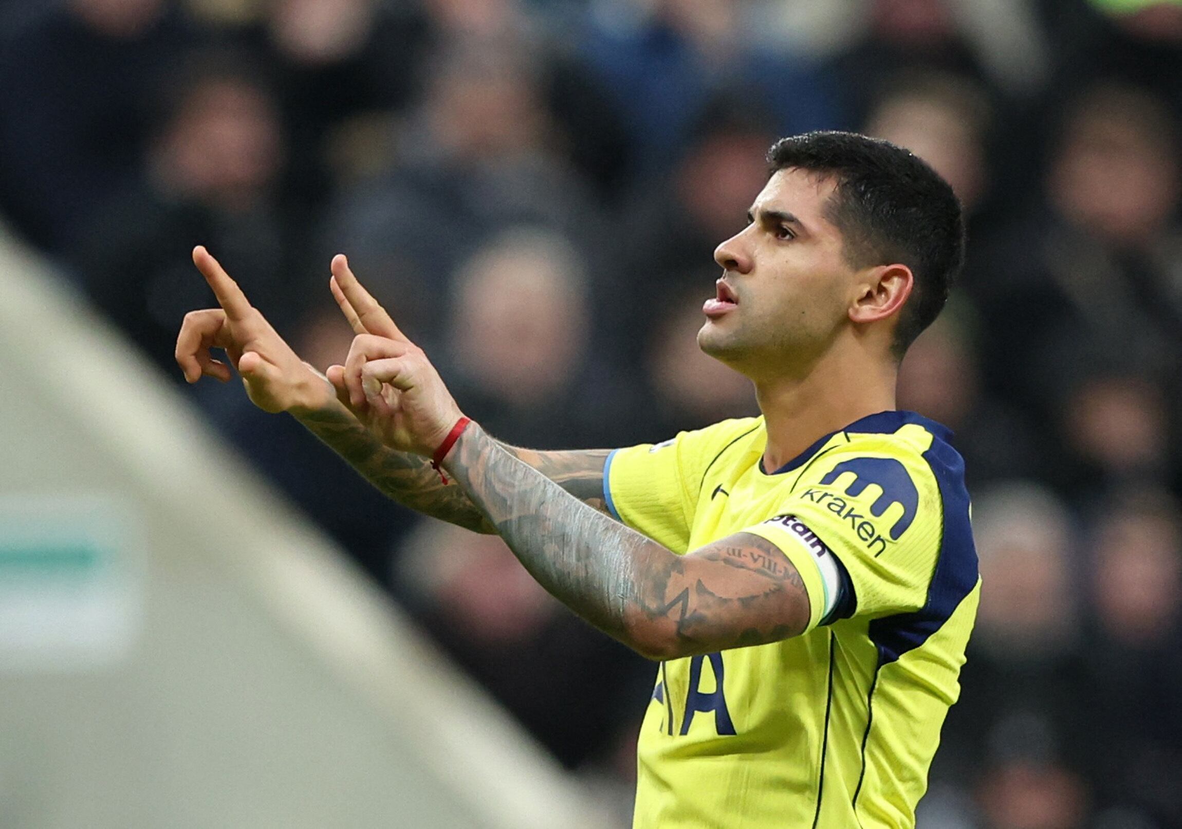 Newcastle vs Tottenham por la fecha 14 de la Premier League del 2025.