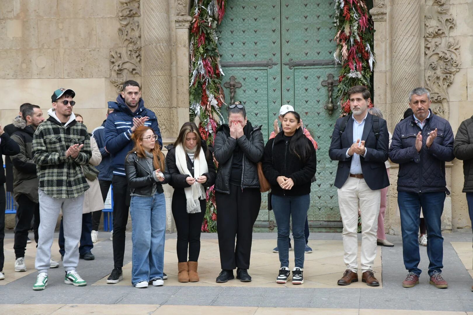 Al mediodía, (hora local) guardaron tres minutos de silencio frente al Ayuntamiento de Alicante. (Foto: gentileza Todo Alicante.)