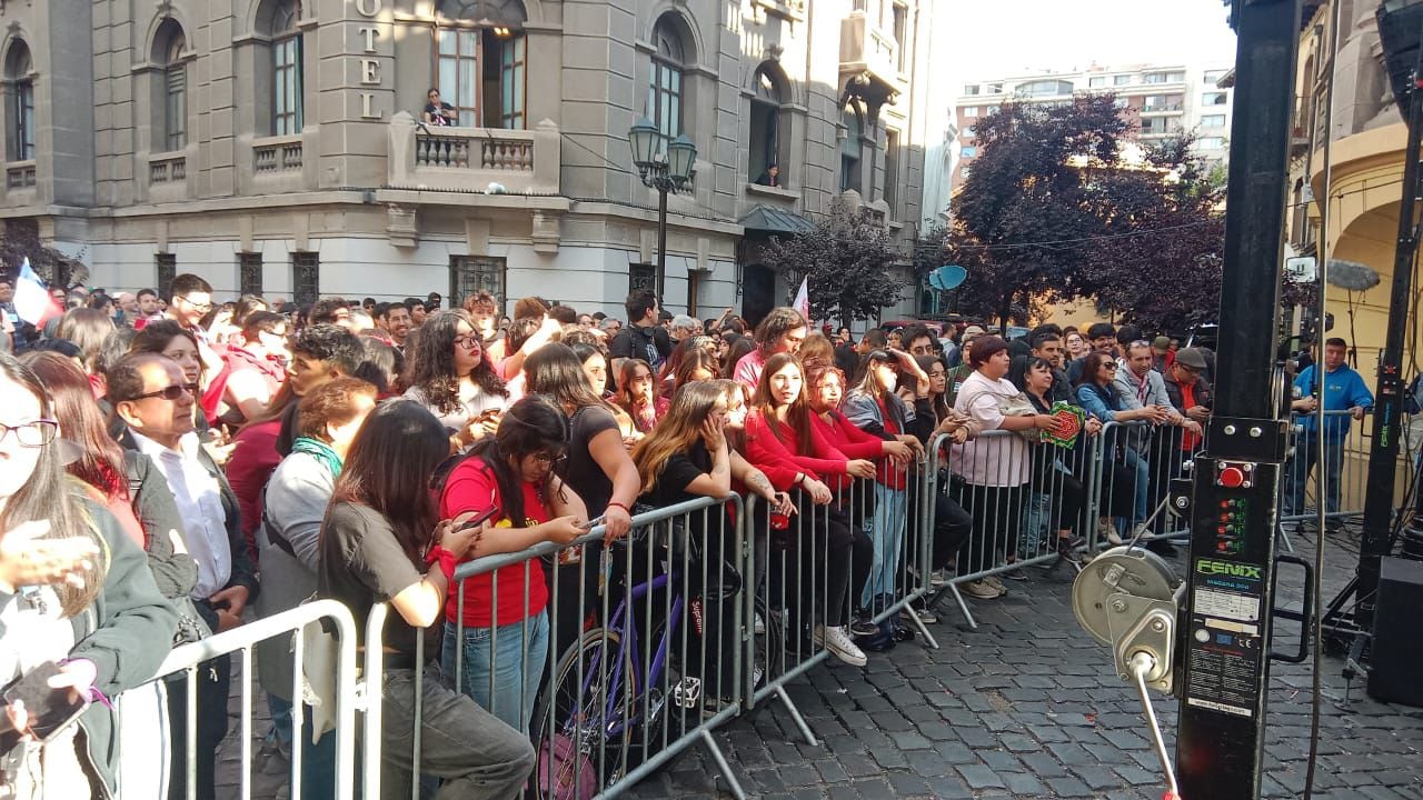 Seguidores de Jara esperan resultados afuera del búnker