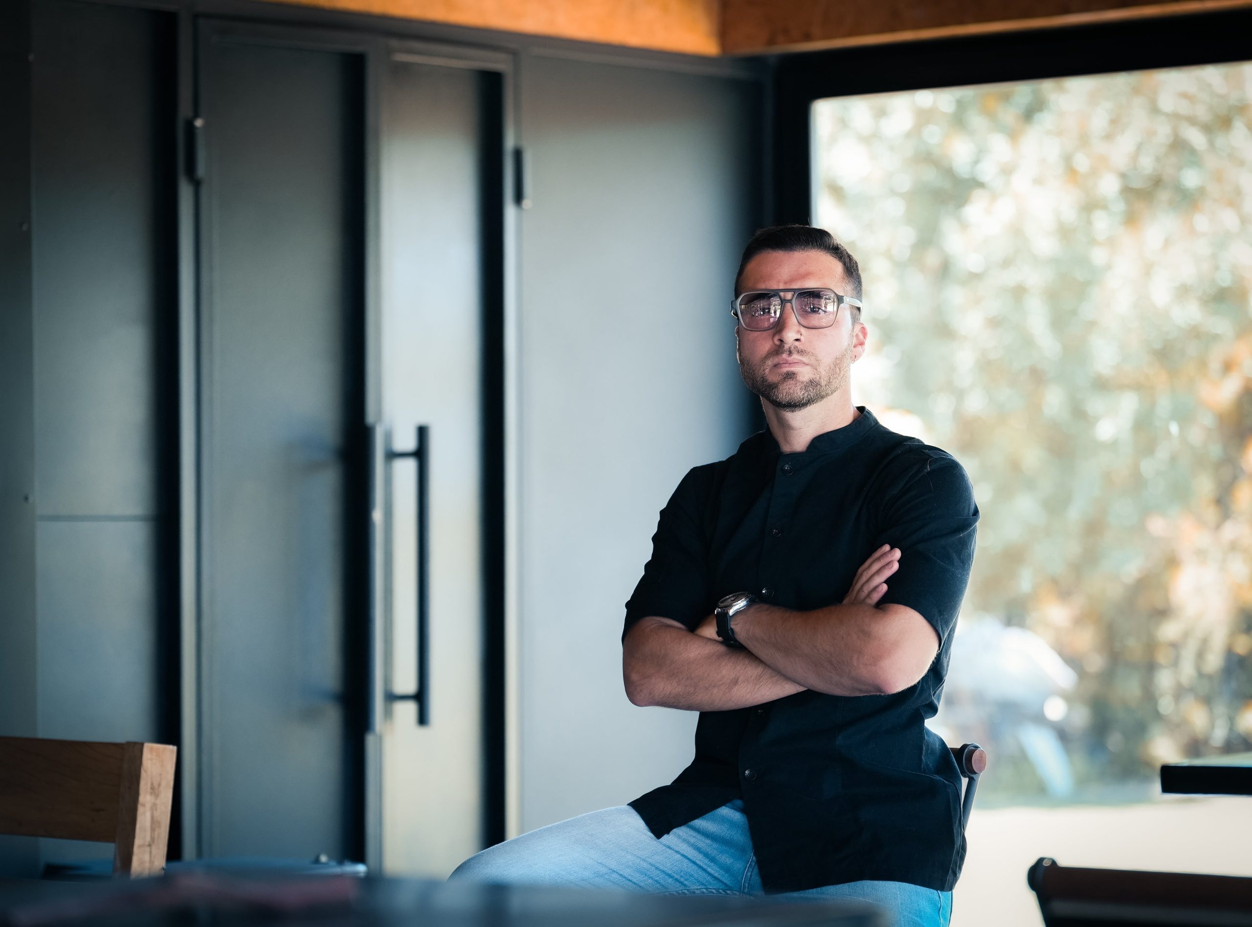 “Durante la semana visito productores locales, veo lo que hay en tierra, cosecho y en base a eso diseño el menú semanal”, explica el chef