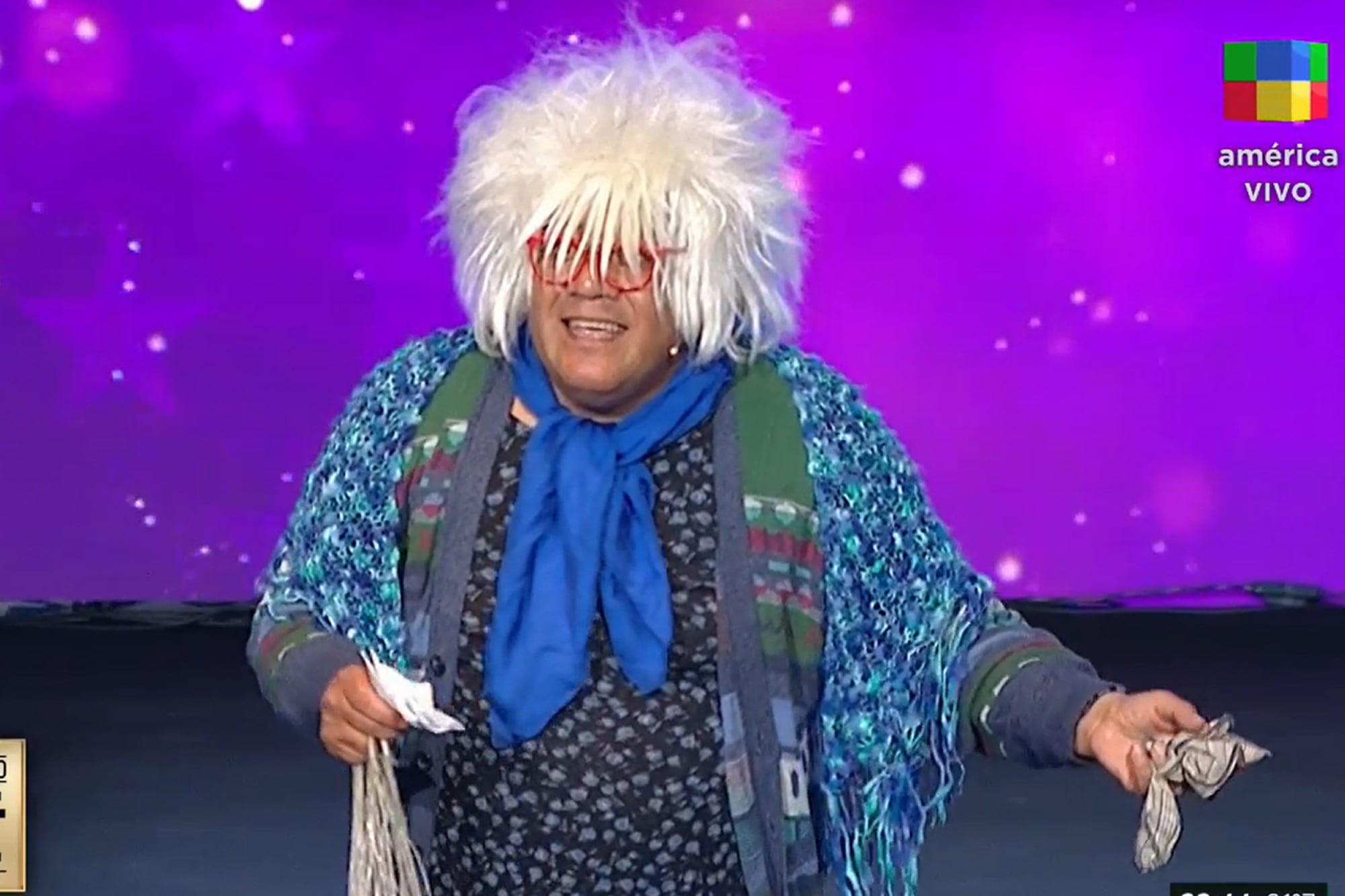 El humorista Ariel Showman personificó a Mamá Cora, para el homenaje a Esperando la carroza