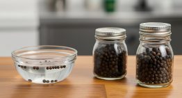 Rociar el balcón con agua y pimienta: para qué sirve y por qué recomiendan hacerlo