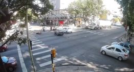 Video: manejaba usando el celular, cruzó en rojo y levantó por el aire a un motociclista