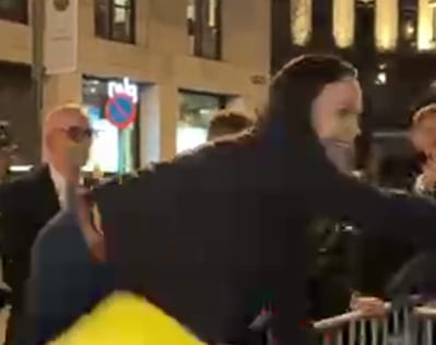 Corina Machado trepó las vallas para saludar a los asistentes