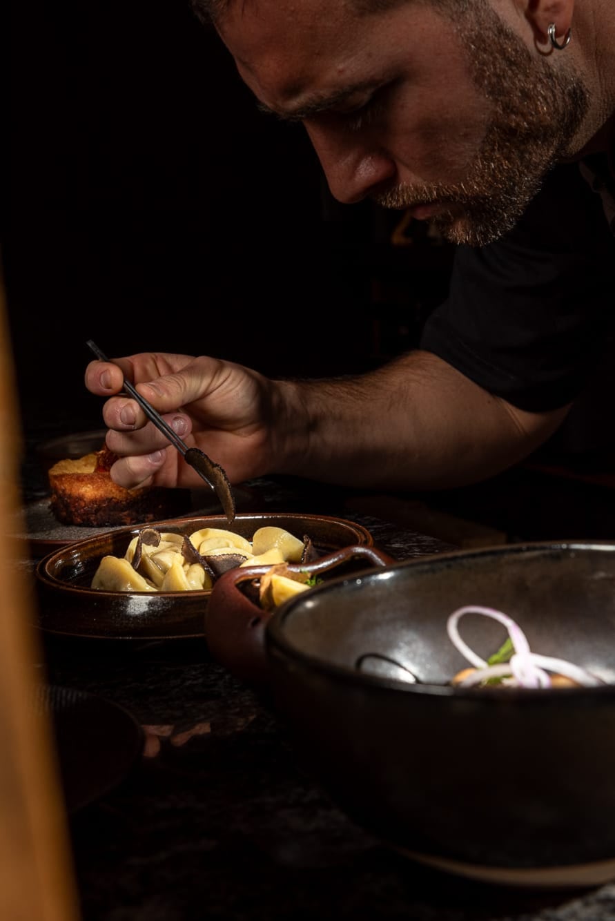 Massa le da los toques finales a los platos