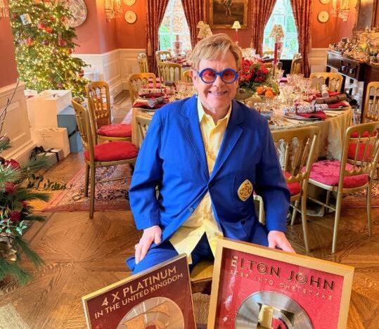 Elton John celebró que “Step Into Christmas” se convirtió en disco de platino en EE.UU.
