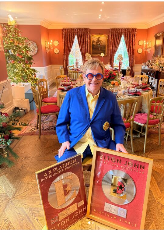 Elton John publicó fotos sobre el importante reconocimiento (Foto: Instagram del artista).