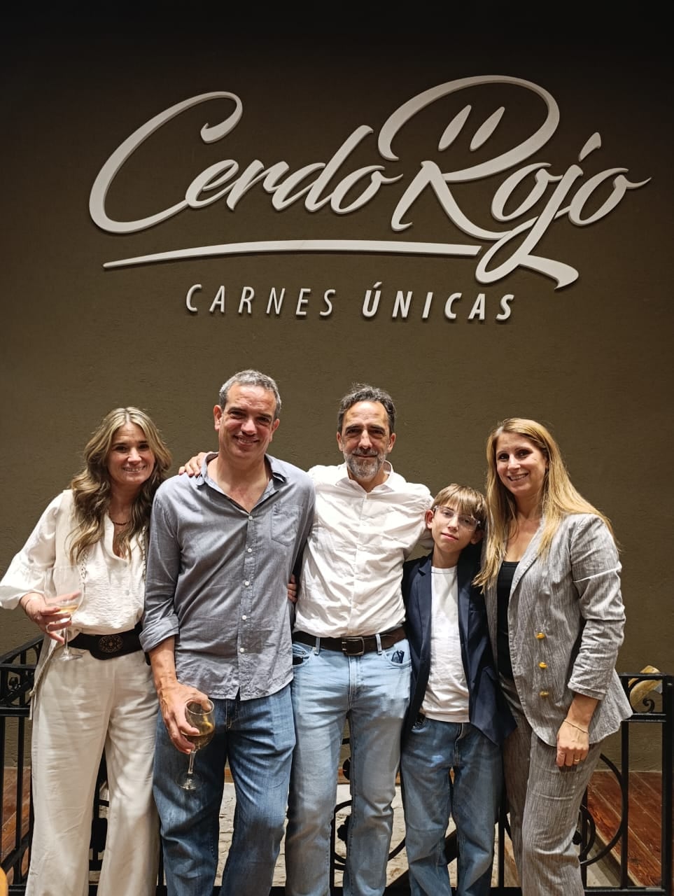 Alberto De Lorenzi y Guillermo Lloveras, los creadores de Cerdo Rojo, junto a su familia